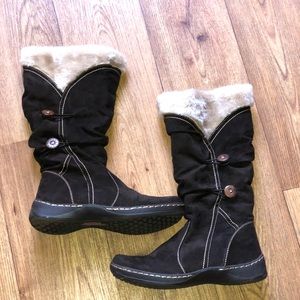 Dark brown boots with fur
